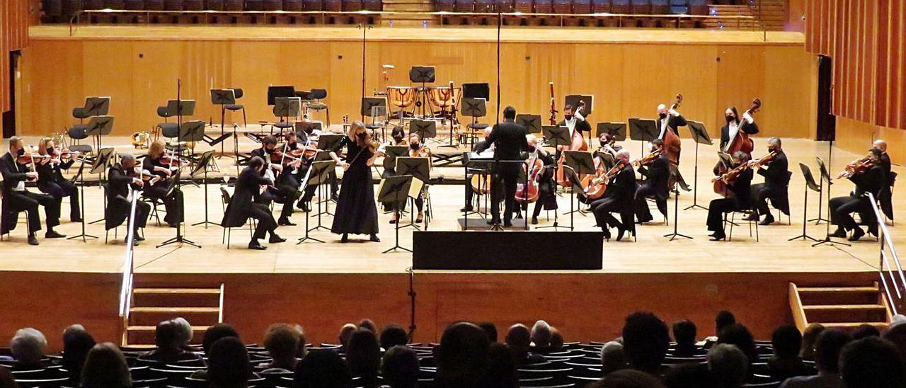 La OSPA, ayer, durante su concierto en el Auditorio. | LNE