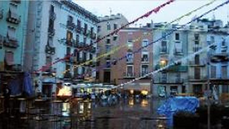 La pluja va buidar la plaça Major, on hi havia la pila per fer la foguera