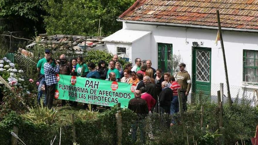 Grupo de activistas de la PAH durante un intento de evitar un desahucio en Vigo.