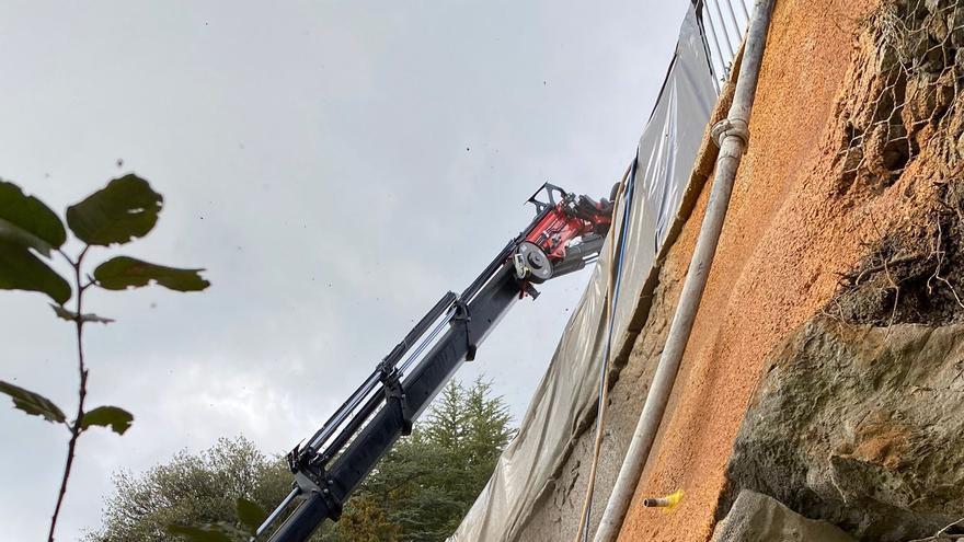 Berga repara el mur esllavissat a Queralt i en recupera el mirador