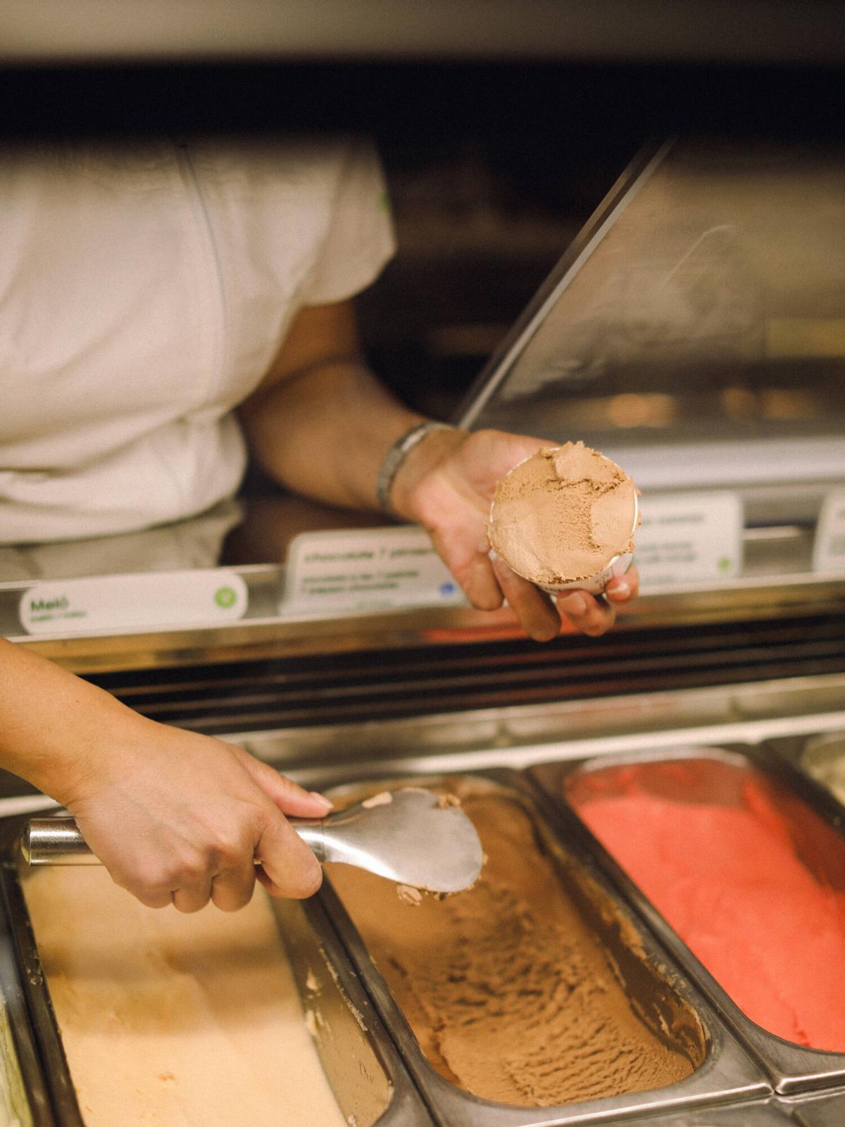 Iniciativa 25 helados gratis por 25 retratos en la Gelateria Ca'n Miquel.