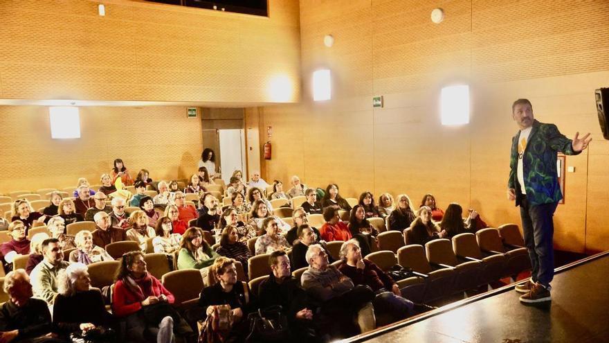 El Llano revive la esencia de Tino Casal con la proyección del tributo “Bailar hasta morir v7.5”