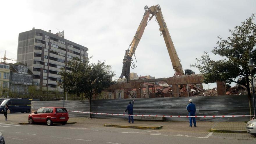 Últimos trabajos de demolición de la antigua Comandancia de la Marina de Vilagarcía, ayer.   | // NOÉ PARGA