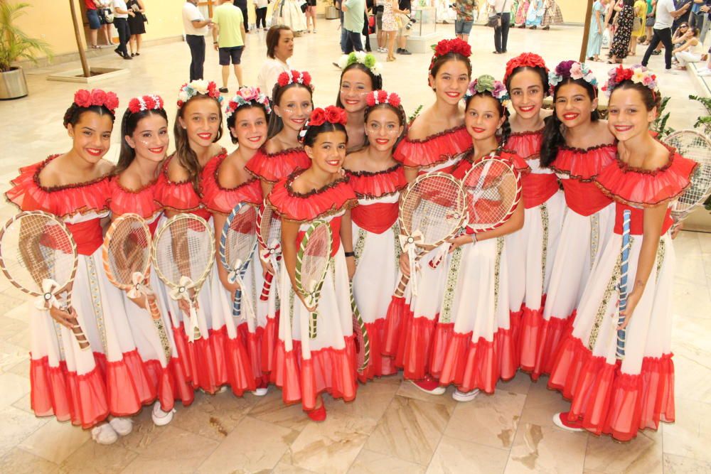 Marina, Sara, Rocío, Daniela y dos generaciones de embajadoras de la fiesta