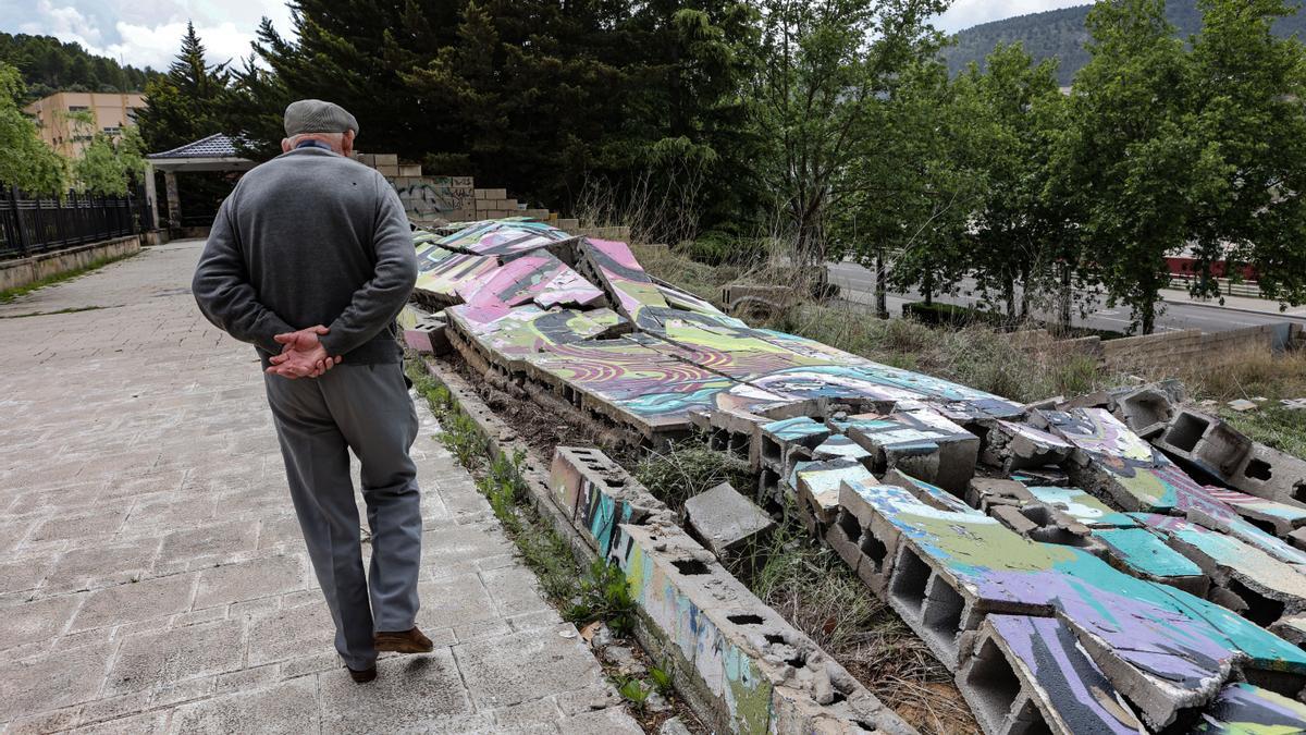 Una vecina junto el muro caído del parque de Cantagallet