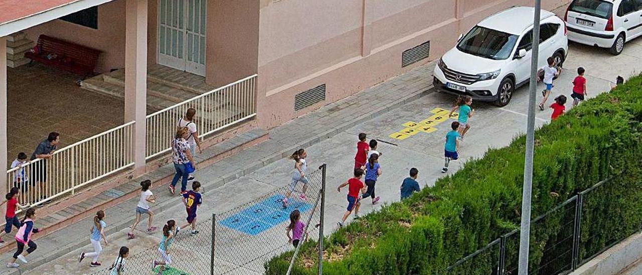 El colegio Gabriel Miró de Alicante es uno de los que tiene pendiente la retirada del amianto.