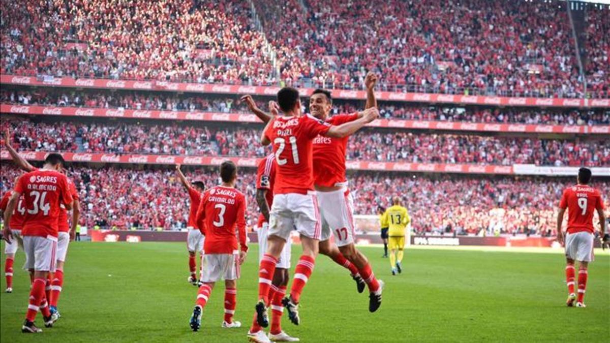 Pizzi y Jonas celebran el gol con que el Benfica comenzó a decidir el título