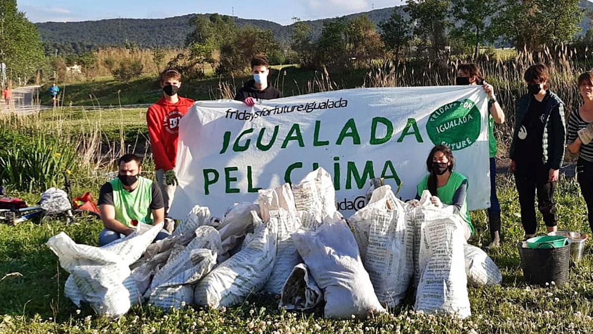 Igualada pel clima fa una retirada de tovalloletes de les vores del riu | ARXIU PARTICULAR