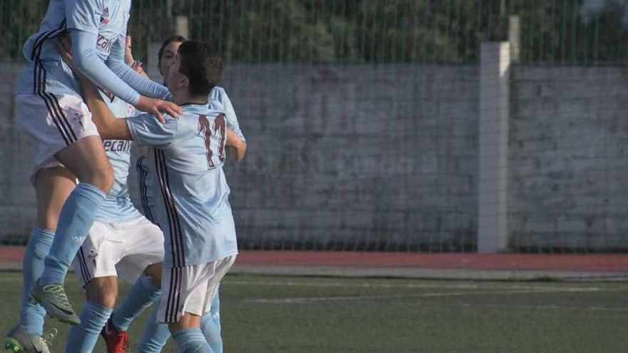 Los célticos celebran un gol en O Rosal. A la izquierda, en la gala de Lalín. // E. A.