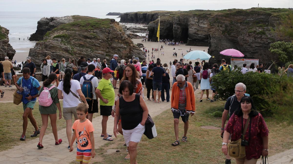 La playa de las Catedrales, en Galicia, cuelga el cartel de completo