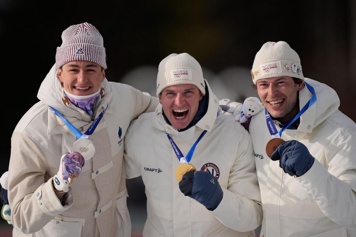 Sturla Holm Laegreid, de Noruega, a la derecha posando con los otros dos medallistas