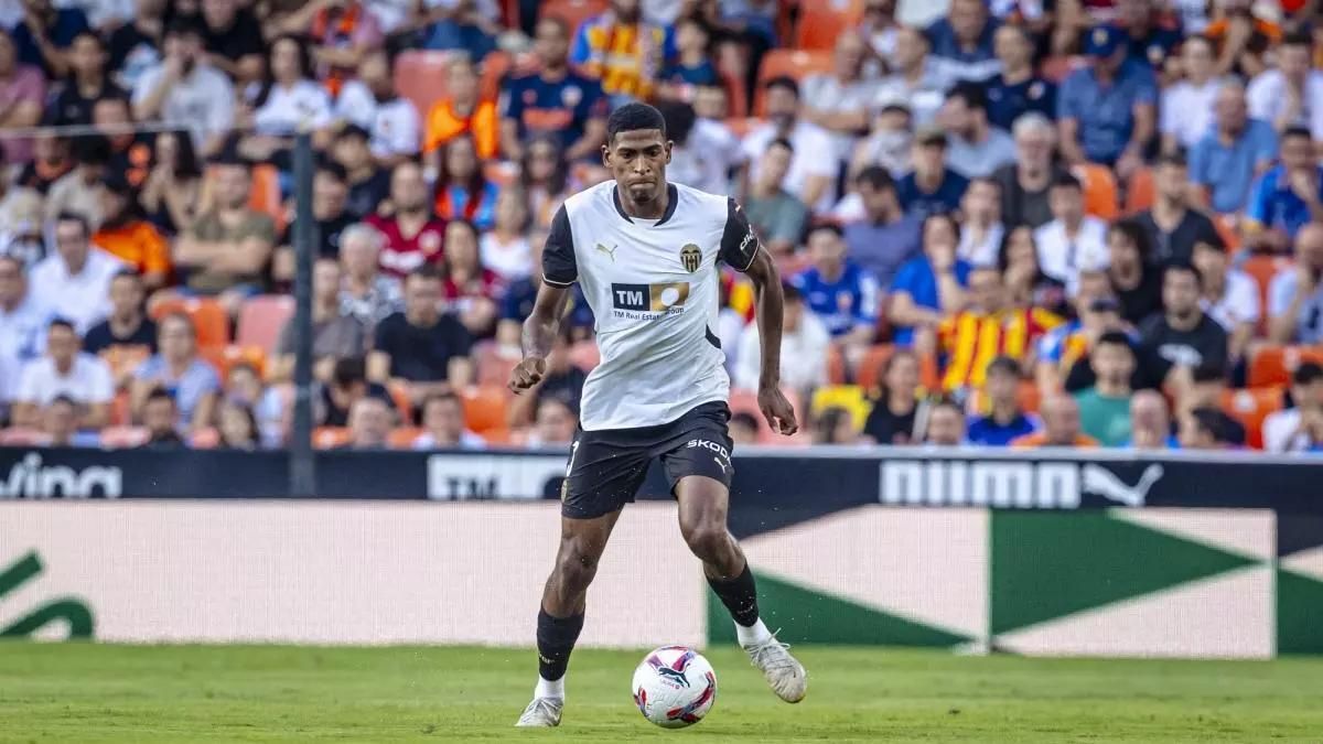 Cristhian Mosquera conduce un balón en Mestalla