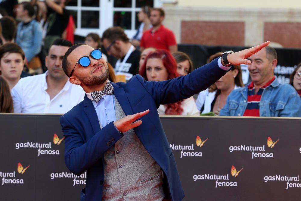 El Festival comienza con el tradicional baño de masas de los actores y actrices en la alfombra roja de la gala inaugural del certamen