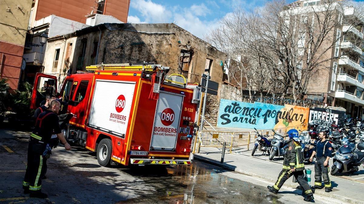 Un incendio calcina el Ateneu Popular de Sarrià y aparecen esvásticasomberos y guardia180329132450