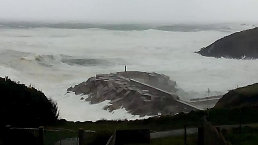 Temporal en Asturias: así baten las olas en Puerto de Vega