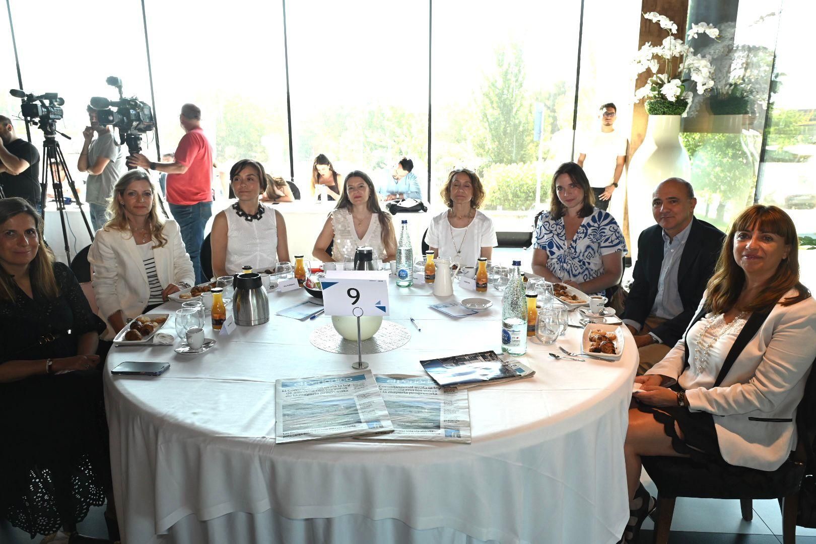 En imágenes | Natalia Chueca hace balance del ecuador del mandato en un desayuno con El Periódico de Aragón