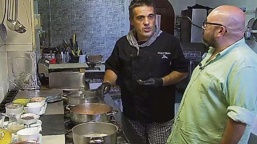 El cocinero Miguel Blanco con Xosé Henrique Rivadulla. // FdV