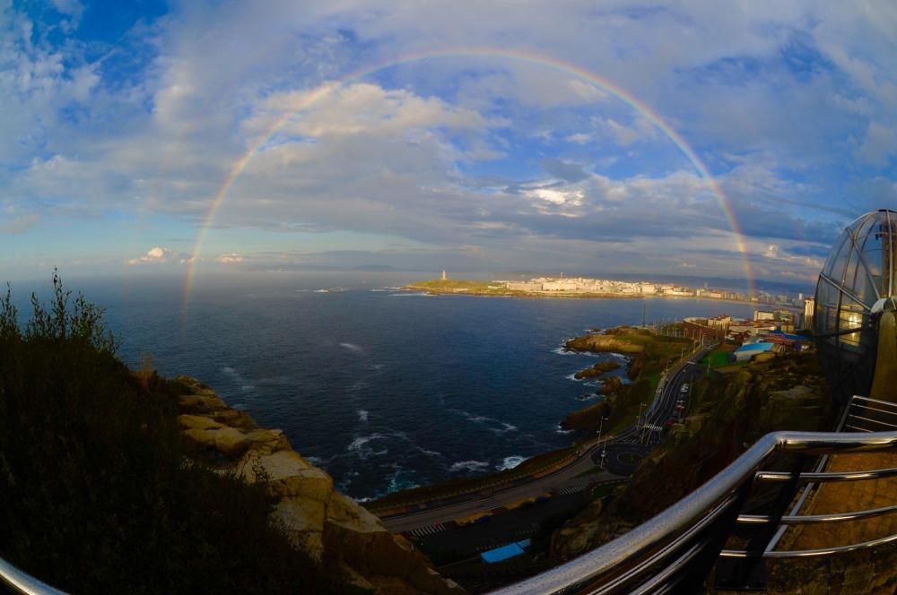 Espectacular arco iris recibe al otoño en A Coruña