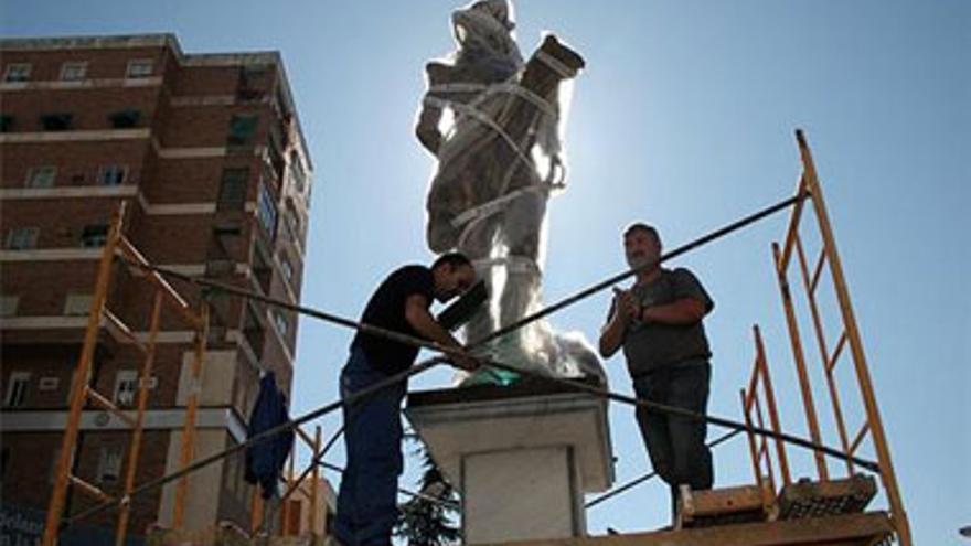 Colocan la escultura de Godoy