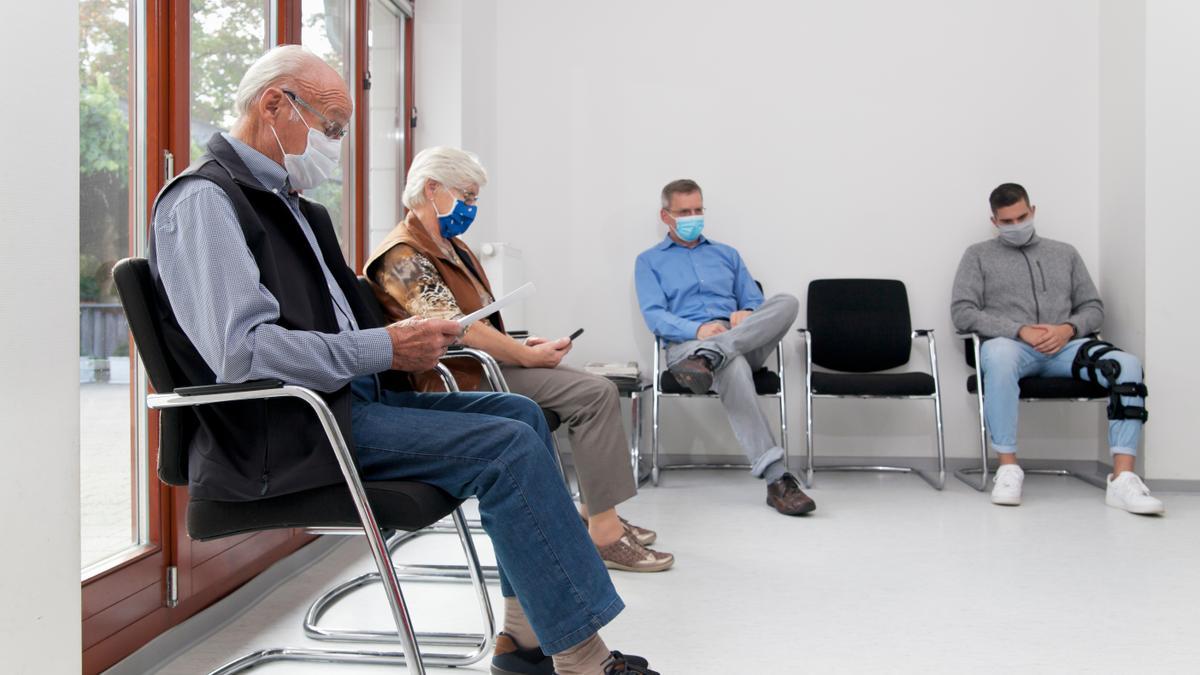 Pacientes con mascarilla en un centro sanitario.