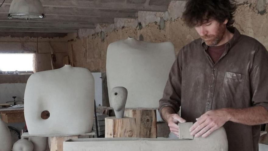 Jaume Roig trabajando en una de sus obras en su taller.