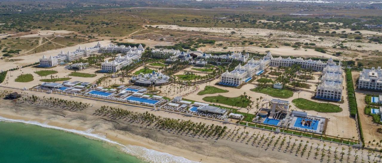 Vista aérea del hotel Riu Karamboa, recién reformado, en Boa Vista, Cabo Verde. | | LP/DLP