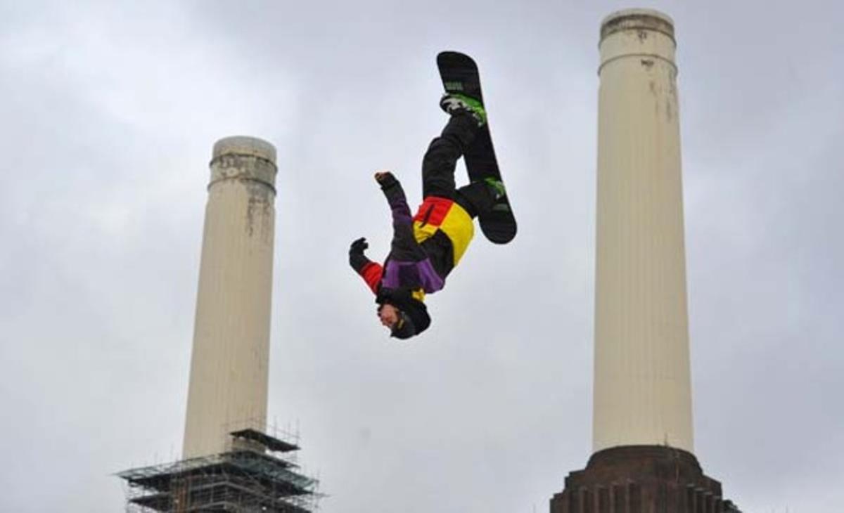 Un asistente al International Big Air realiza una demostración de snowboard en la central termoeléctrica de Battersey, en Londres. El evento reúne a los mejores esquiadores, que compiten entre 500 toneladas de nieve.