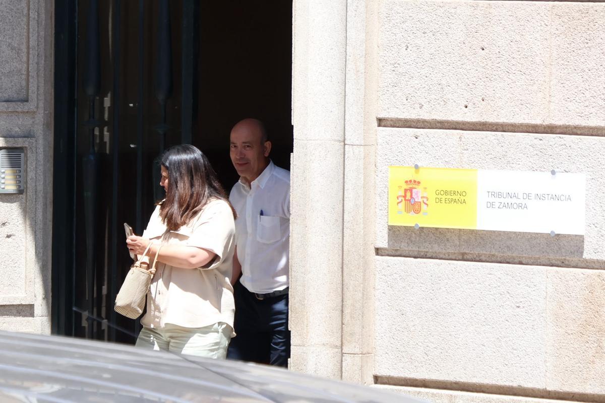 La alcaldesa de Benavente, abandona la sede judicial de lo Social tras la vista oral.