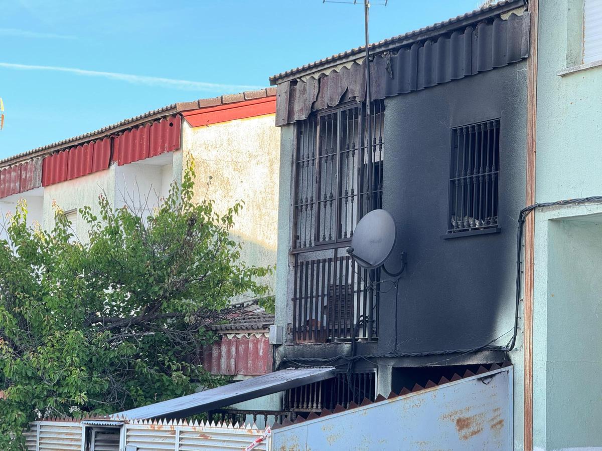 Estado de la fachada de la vivienda del Cerro de Reyes tras el incendio de esta madrugada.
