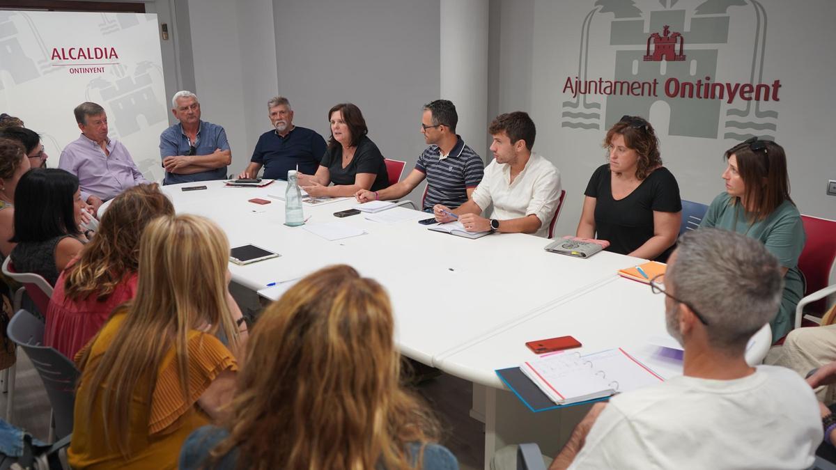 Reunión del Ayuntamiento de Ontinyent con AMPAs y asociaciones vecinales.