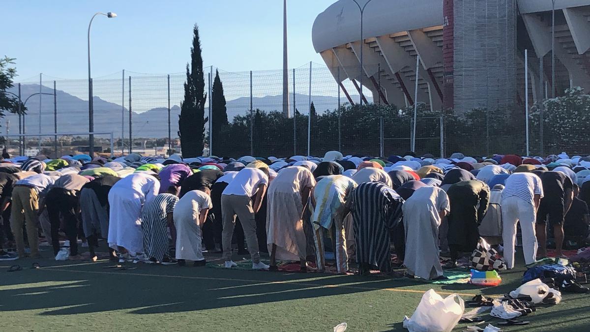 Cientos de musulmanes, durante el rezo en Son Moix.