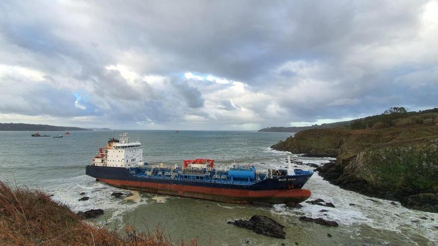 El buque &#039;Blue Star&#039; encallado en la costa de Ares.