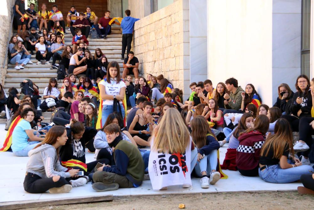 Manifestació d'estudiants contra la sentència del procés pels carrers de Girona