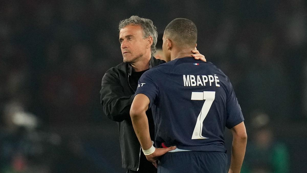 Luis Enrique consuela a Mbappé tras quedar fuera de la Champions