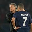 Luis Enrique consuela a Mbappé tras quedar fuera de la Champions