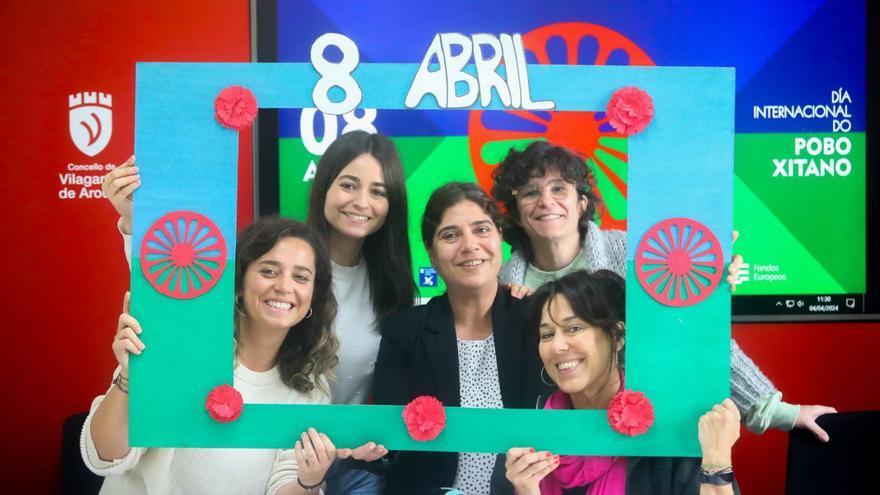 Laura Caeiro, Bea Lede, Tania García, Cristina Durán e Iria Camba, ayer, en el Concello.