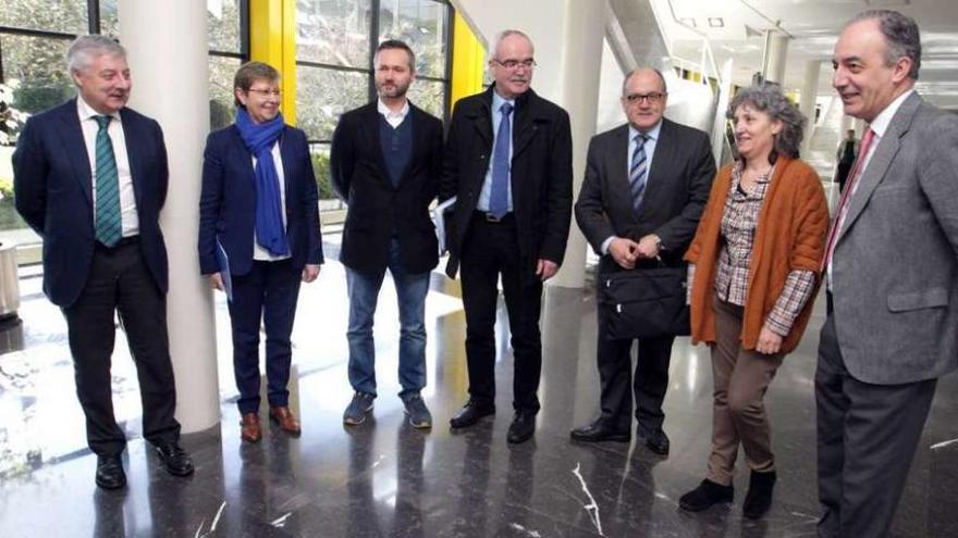 Los europarlamentarios durante su reunión con el Gobierno y la Xunta, ayer.