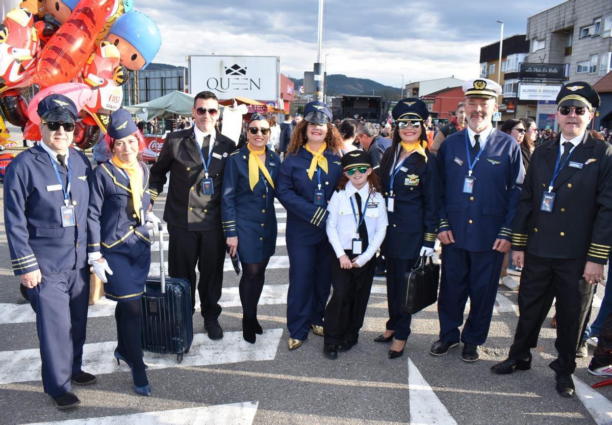 Sobre estas liñas, membros da corporación municipal disfrazados en 2025. Á dereita, comparsa mosense en 2025  | // D.P.