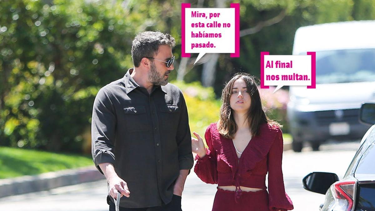 Ben Affleck y Ana de Armas charlando mientras pasean a los perros