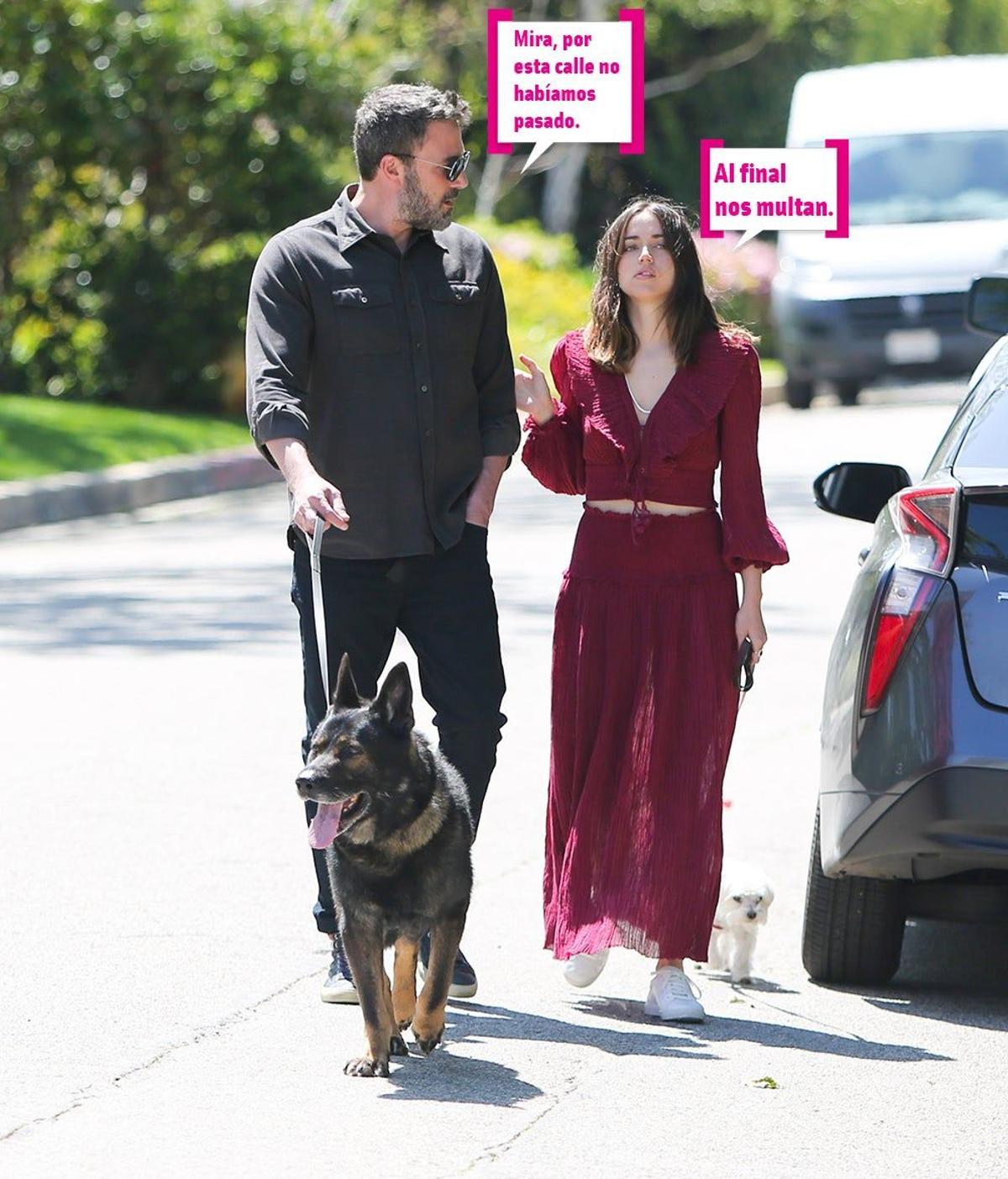 Ben Affleck y Ana de Armas charlando mientras pasean a los perros