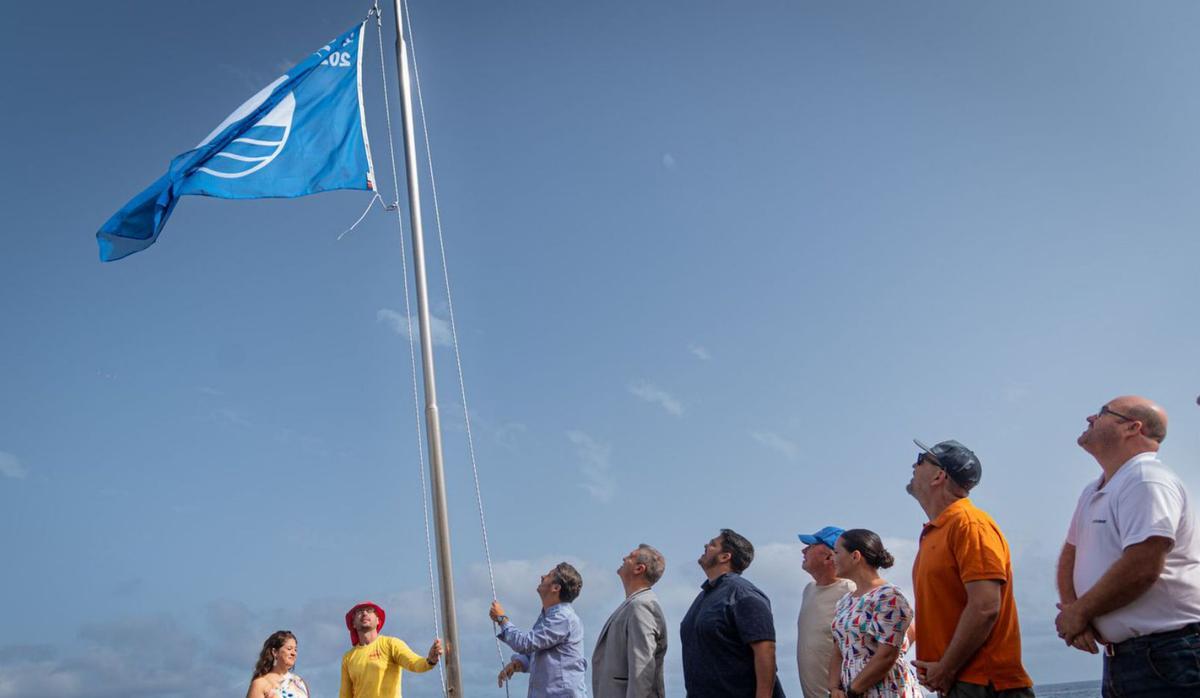 El izado de la Bandera Azul en Bajamar, ayer. | | ARTURO JIMÉNEZ