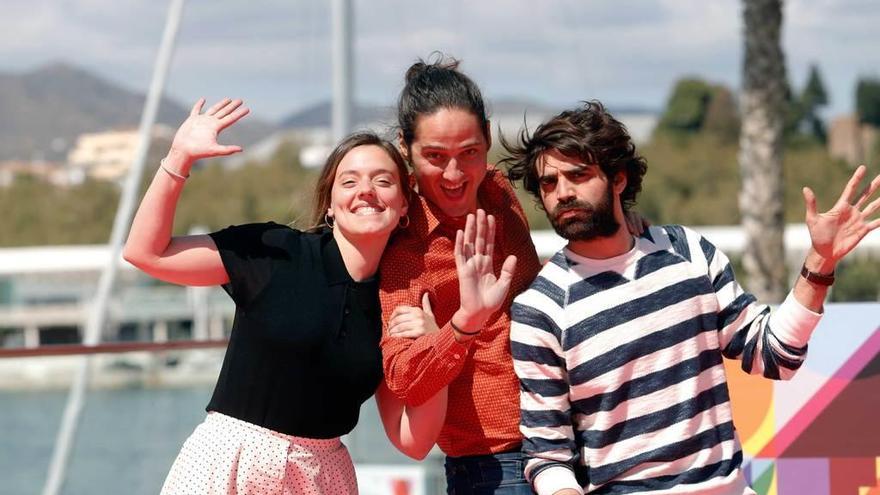 El director de &quot;Los días que vendrán&quot;, Carlos Marques-Marcet, en el centro, posa con los actores protagonistas de la cinta, David Verdaguer y María Rodríguez Soto, en el &quot;photocall&quot; del Festival de Málaga.