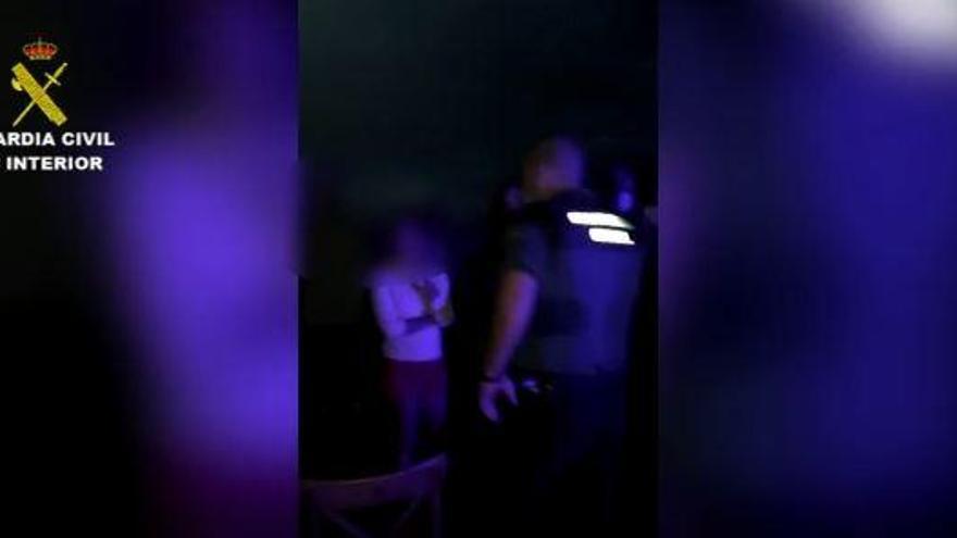 Al grito de "pandemia de mierda", los asistentes de una fiesta apedrean a la Guardia Civil