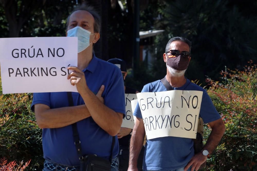 Protesta de los vecinos de La Princesa frente al Ayuntamiento de Málaga