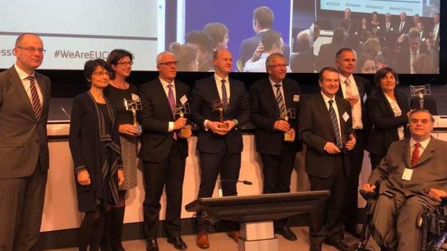 Caballero junto a representantes de las otras cuatro urbes finalistas y la comisaria de empleo de la UE, Marianne Thyssen (2i.). // @EU_Social