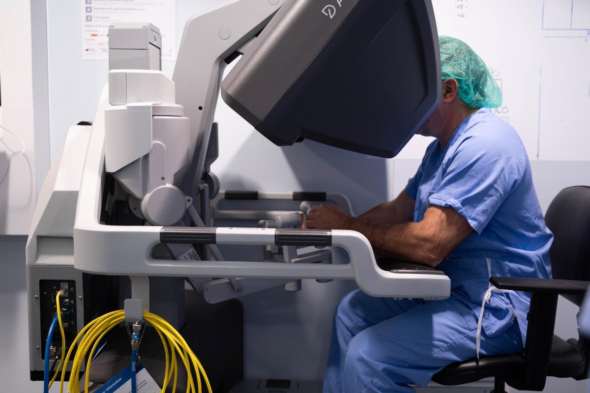 El doctor Juan Antonio Peña durante una intervención con cirugía robótica Da Vinci en la Policlínica.