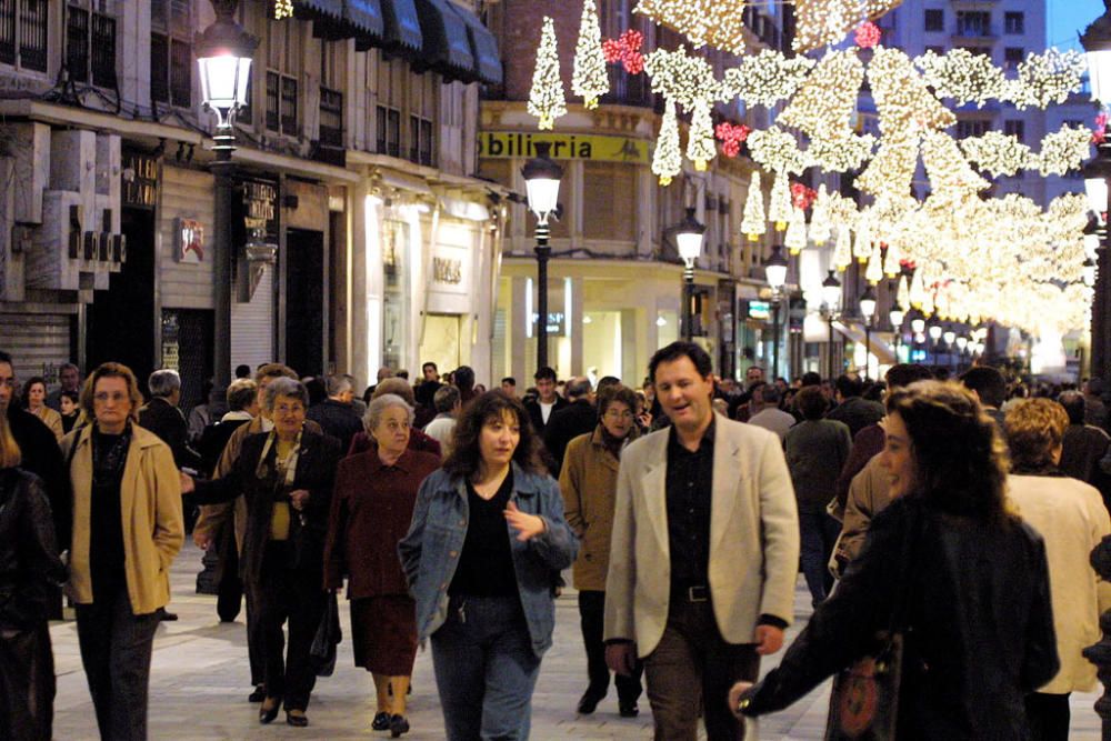 Las luces de Navidad de la calle Larios son actualmente un atractivo turístico de la ciudad por el espectáculo de luz y sonido que las acompañan desde hace ya algunos años, pero no siempre fue así...