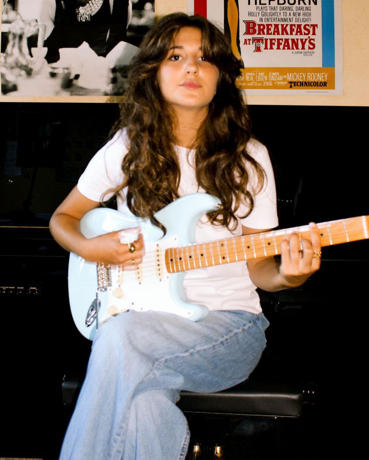 Lina Gutiérrez con la guitarra / cedida