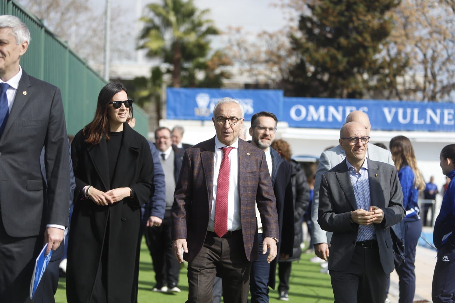 En imágenes | La bandera olímpica ya preside desde las alturas en las instalaciones del CN Helios