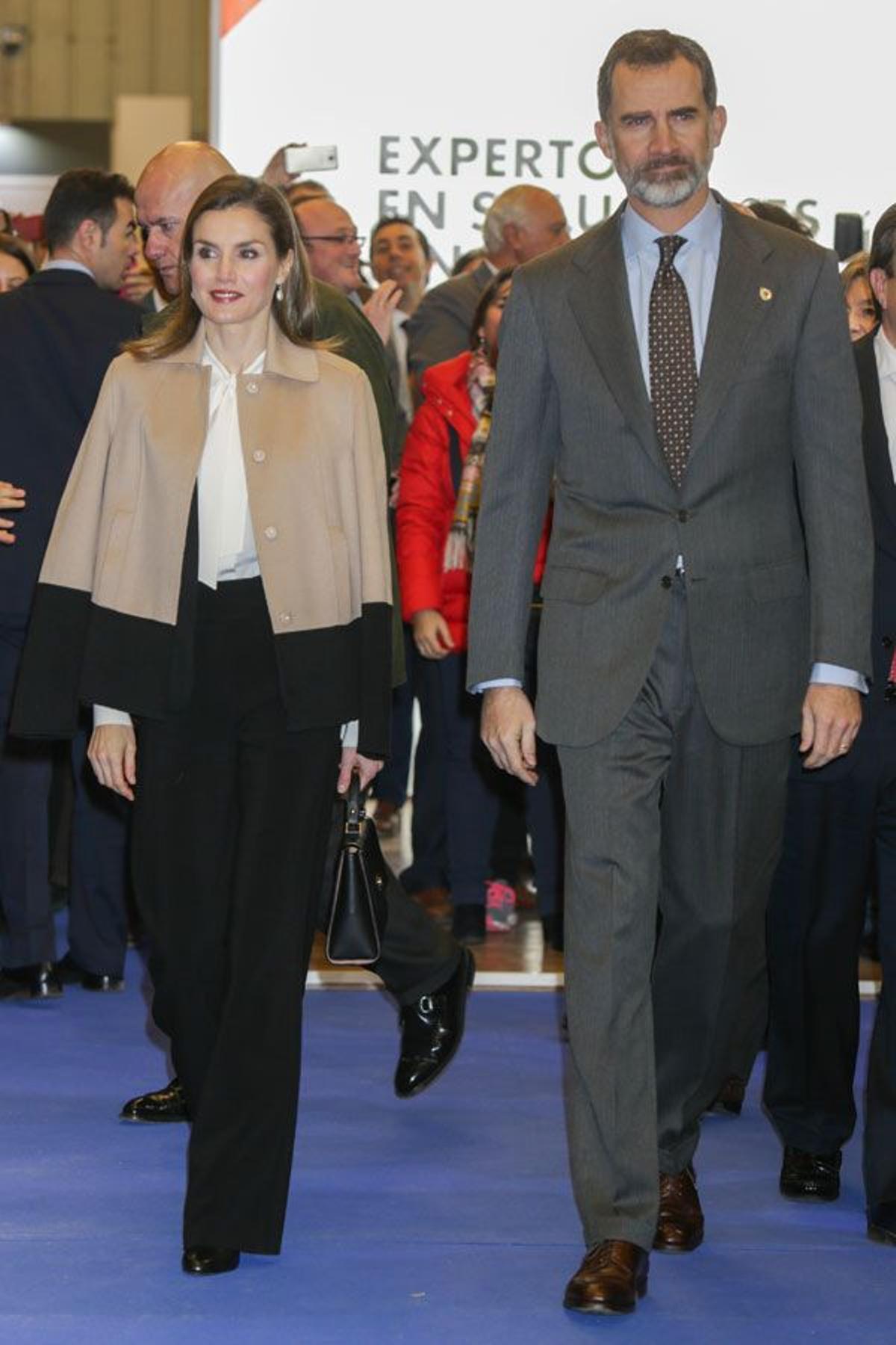 Letizia Ortiz combina el blanco y negro con beige en Don Benito (Badajoz)